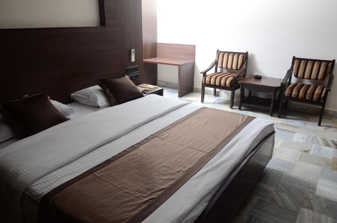 Jaya Residency Hotel Kākināda Kültér fotó