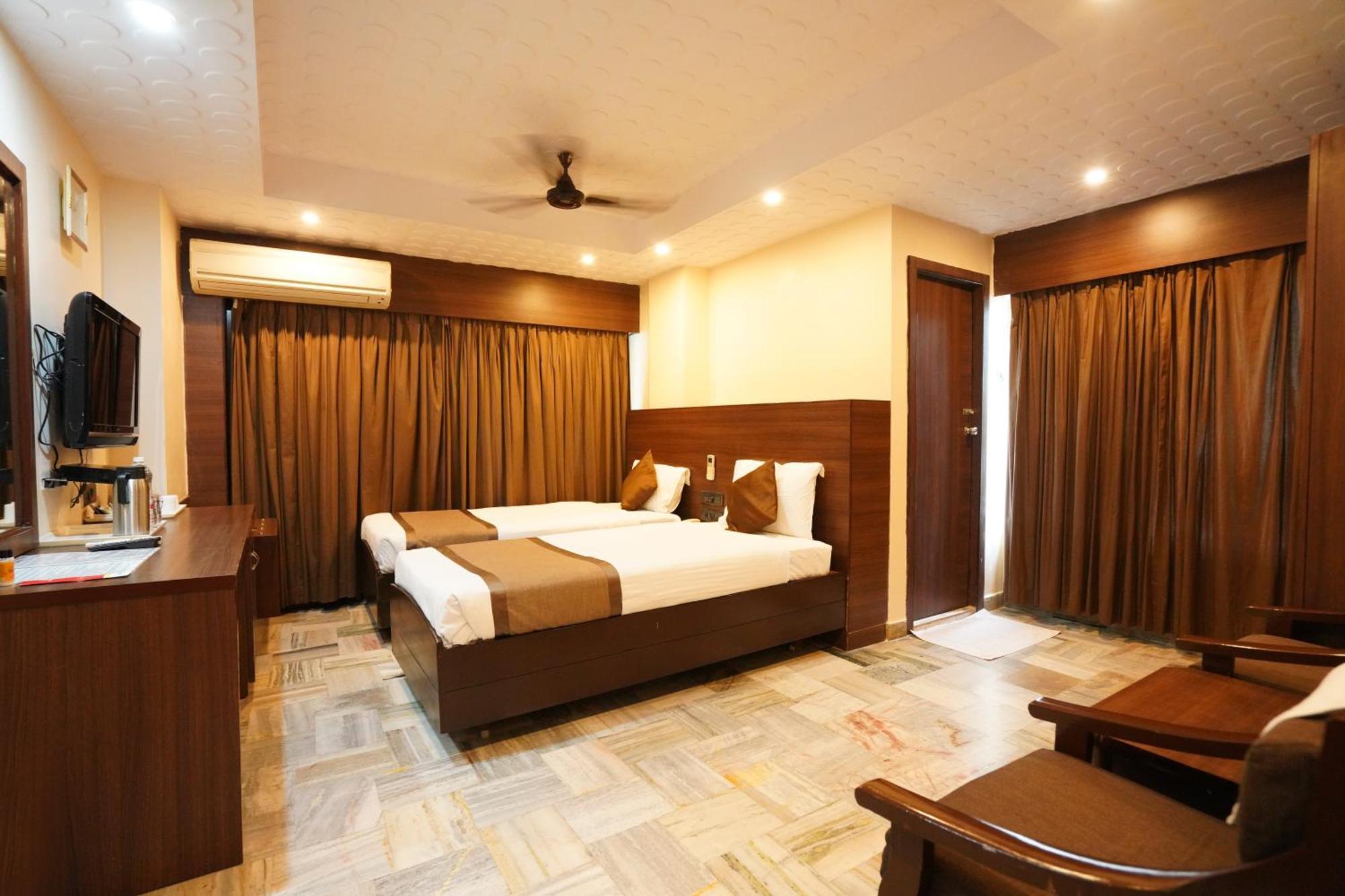 Jaya Residency Hotel Kākināda Kültér fotó