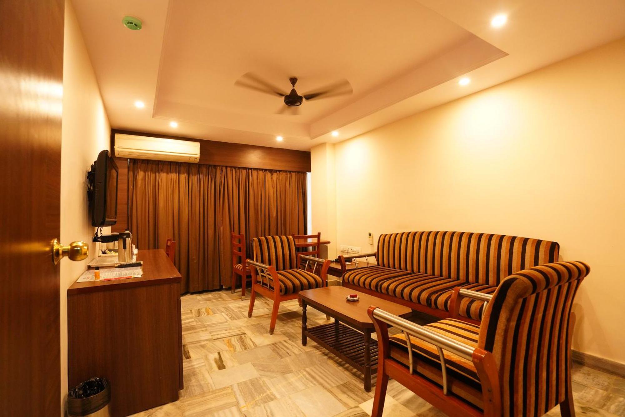 Jaya Residency Hotel Kākināda Kültér fotó